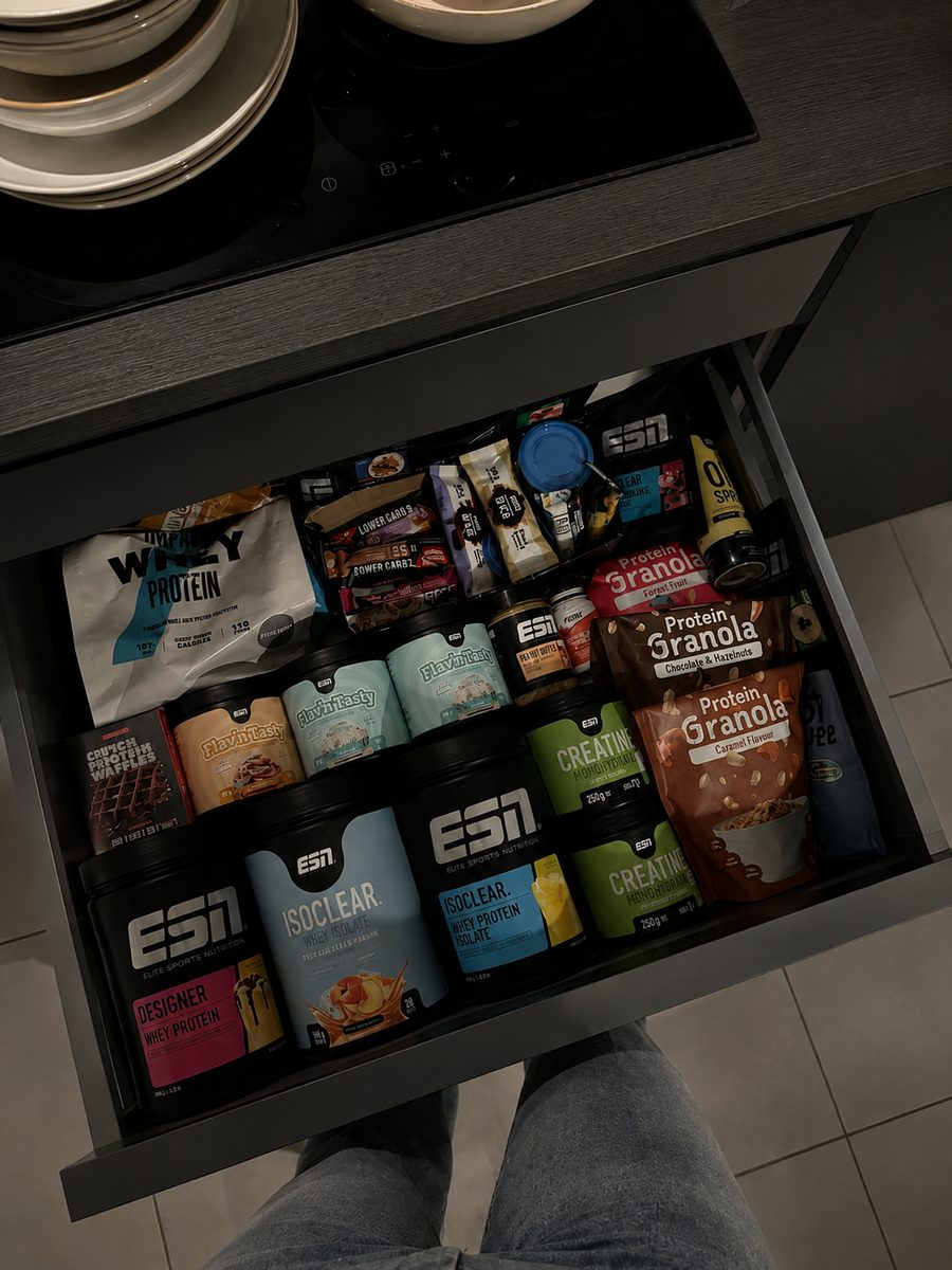 Ge&ouml;ffnete Schublade voller Proteinriegel, Shakes und Granola